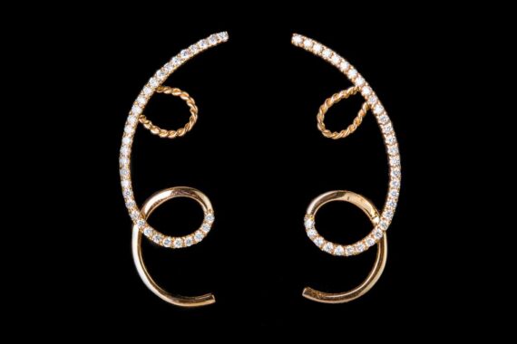 Curl along the ears with diamonds line earrings