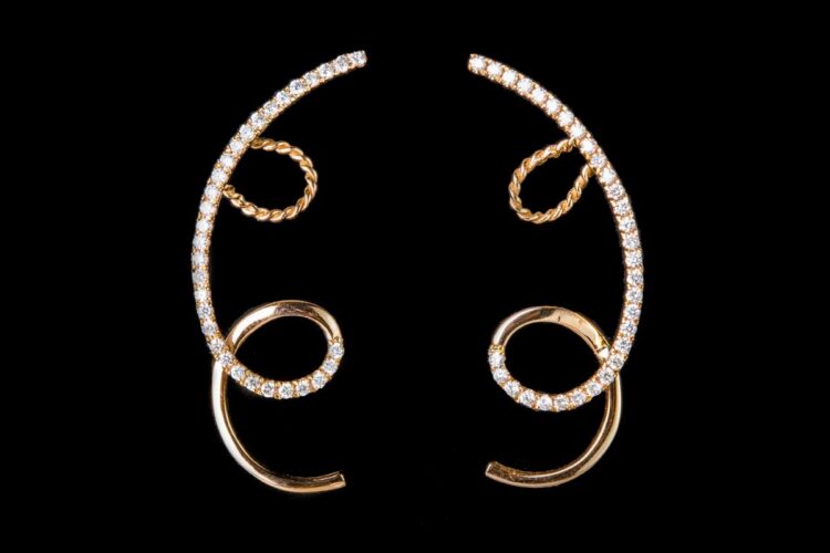 Curl along the ears with diamonds line earrings